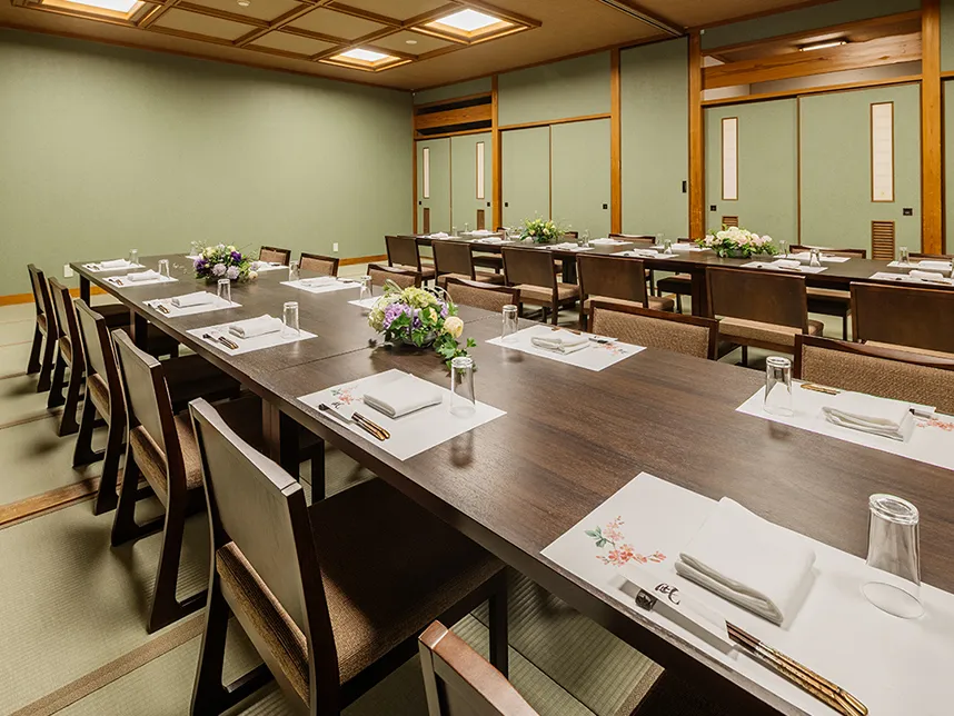 広々とした和室の宴会場。長テーブルと椅子が並べられ、大人数の会議や宴会に対応できる。