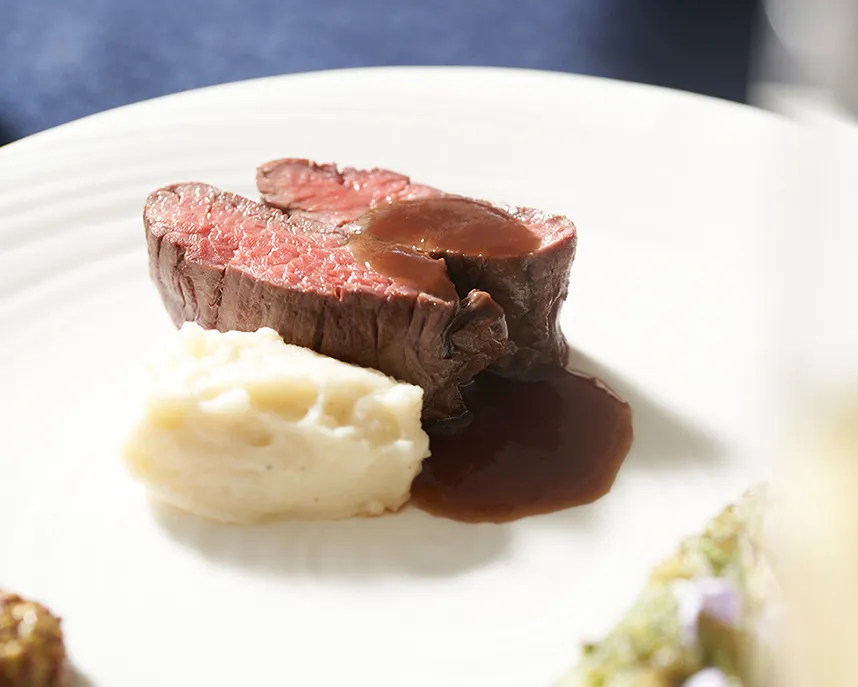 豪華な和食の膳。色とりどりの料理が並び、見た目も華やか。