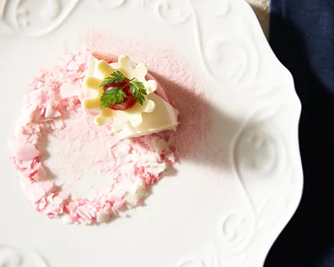 豪華な和食の膳。色とりどりの料理が並び、見た目も華やか。