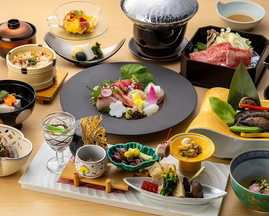 豪華な和食の膳。色とりどりの料理が並び、見た目も華やか。