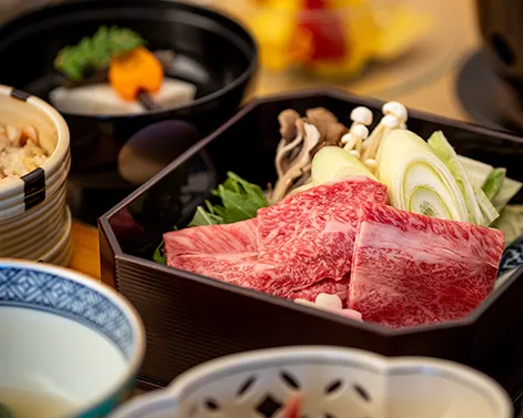 豪華な和食の膳。色とりどりの料理が並び、見た目も華やか。