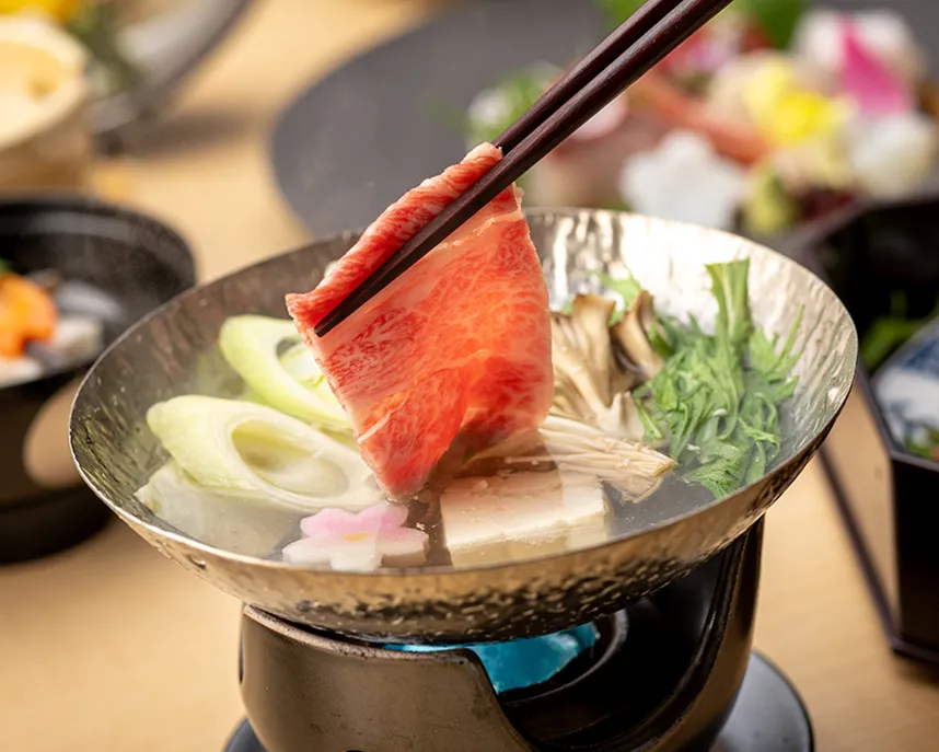 豪華な和食の膳。色とりどりの料理が並び、見た目も華やか。