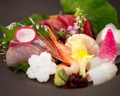 豪華な和食の膳。色とりどりの料理が並び、見た目も華やか。
