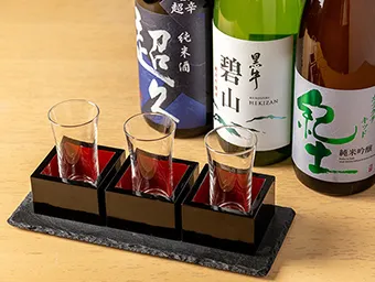豪華な和食の膳。色とりどりの料理が並び、見た目も華やか。