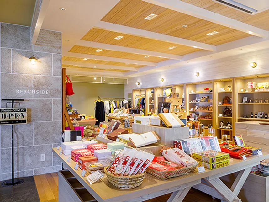 明るく広々とした店内。お土産品が棚に並べられている。